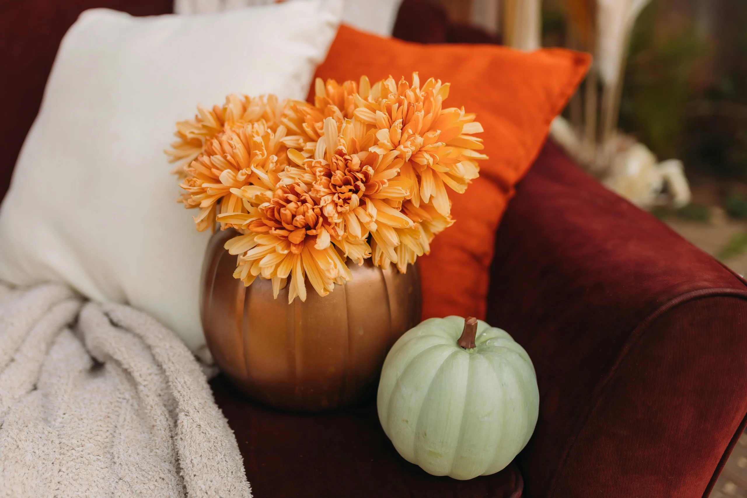Top Autumn Sofa Colors to Warm Up Your Living Room